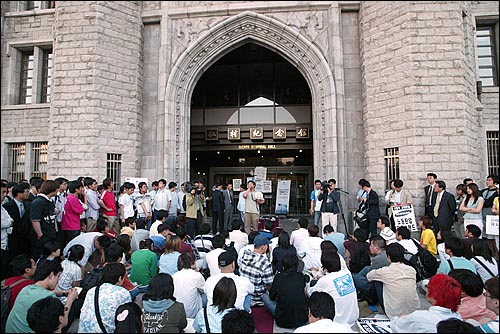 2005년 5월 2일 '이건희 삼성회장 명예철학박사 학위수여식'이 열릴 예정이었던 고대 인촌기념관 앞에서 학생들이 반대 시위를 벌이는 장면.
